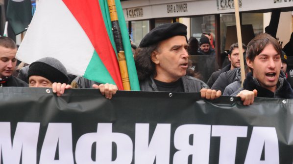 Рейсове с привърженици на &quot;Атака&quot; пред Съдебната палата в София (обновена+снимки+видео)