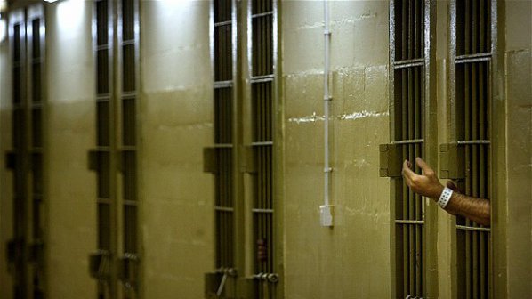 Българин ще лежи 17 г. в затвор в Англия заради изнасилване