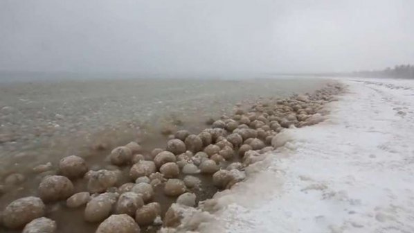 Езерото Мичиган се напълни с ледени топки (видео