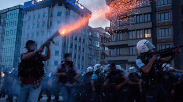 Полицаи и кюрди се биха в Истанбул