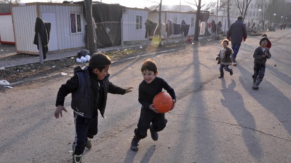 Първокласници - бежанци ще получат дарение ученически пособия