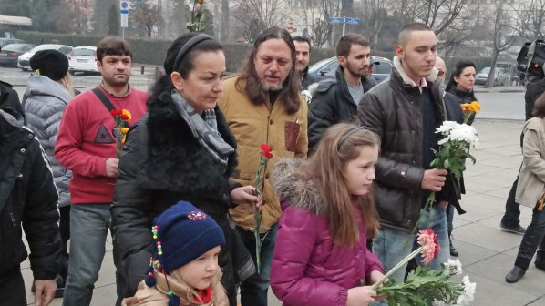 Сирийски бежанци поднесоха цветя на паметника на Васил Левски (снимки)
