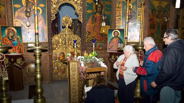 Стотици българи се стичат в Лопушанския манастир за чудотворна икона (снимки)