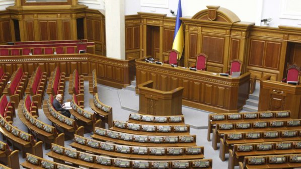 1-ви работен ден в украинския парламент: Опозицията блокира трибуната