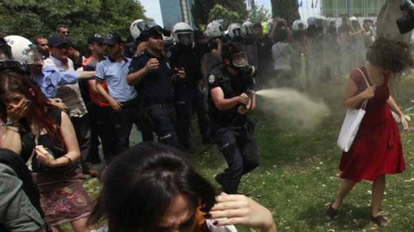 3 години затвор за полицай нападнал протестиращ (снимка)