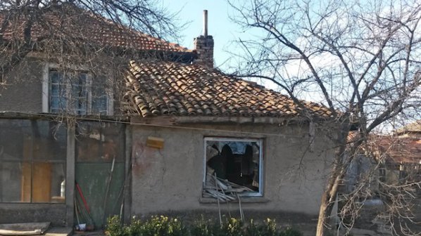 Труп на мъж е открит в изгоряла къща в Разград (снимки)