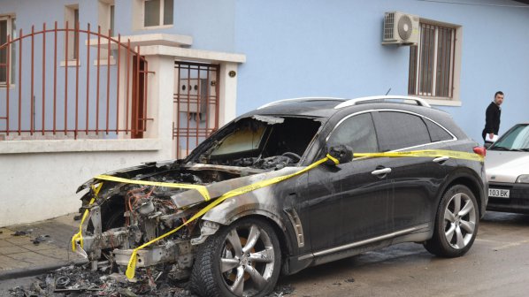 Огън унищожи луксозна кола във Велико Търново (снимки)