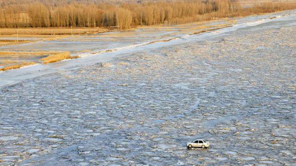 Шофьор кара по замръзнала река, за да спести тол такси