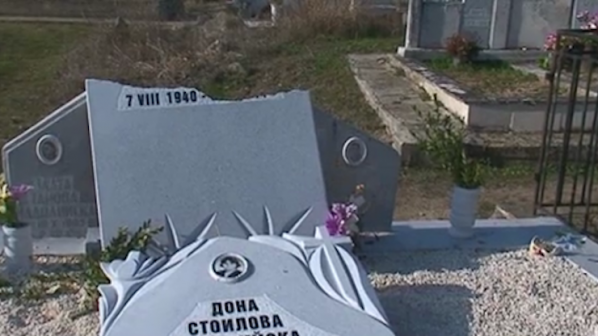 Вандали безчинстват в гробище в Хисаря
