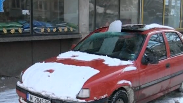 Огромна ледена висулка проби покрив на кола (снимка)