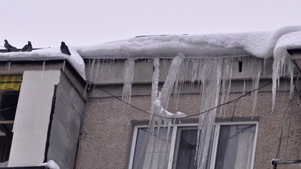 Ледени висулки застрашават пешеходците в Хасково (снимки)