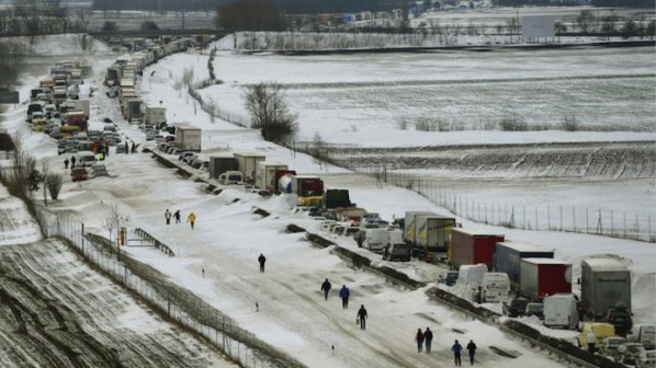 Второ денонощие на зимна блокада в Сърбия, има бедстващи българи