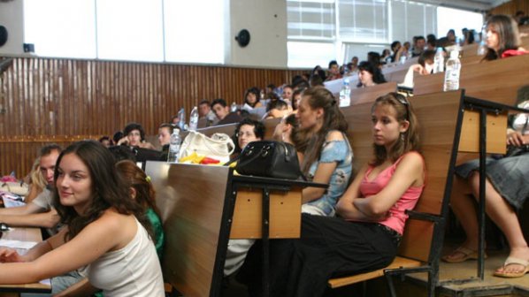 15 000 студенти прекъснали през 2013 г.
