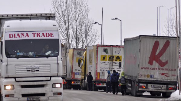 40 камиона са спрени от двете страни на българо–турската граница