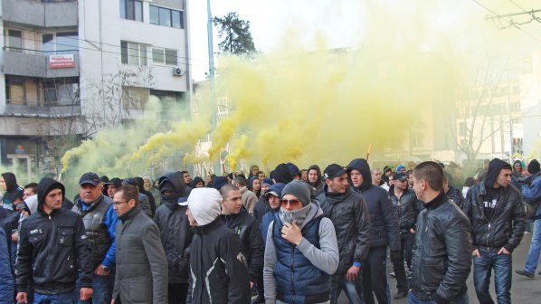 &quot;Долу ДПС&quot; ехти в Пловдив, бомбички и сблъсъци на протеста на феновете (обновена+галерия+в