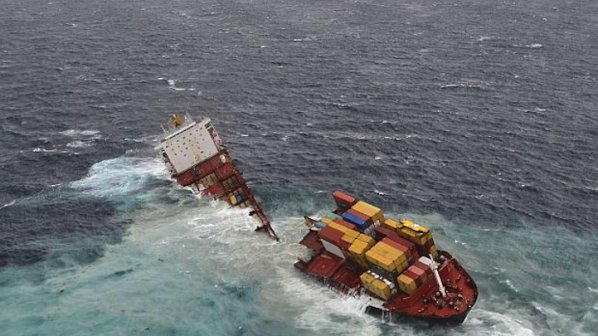 Испански товарен кораб се е блъснал и се е разцепил на две (снимки)