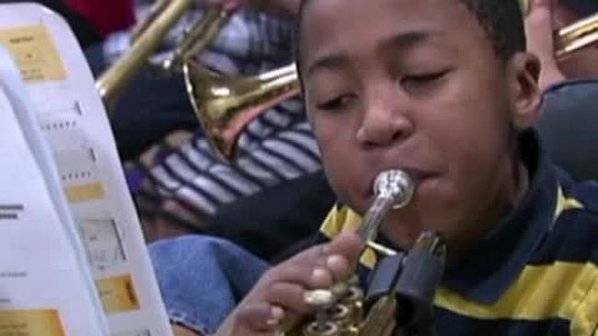 Петокласник без ръце свири на тромпет (видео)