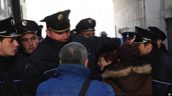 Протестиращи изгониха босненски министри (видео)