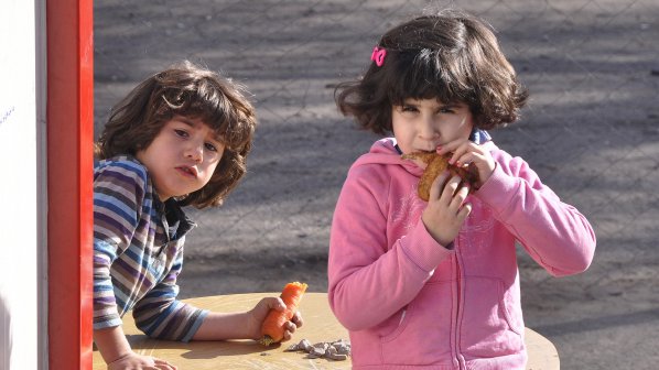 Сирийците в Харманли вдигнаха скандал заради топлата храна