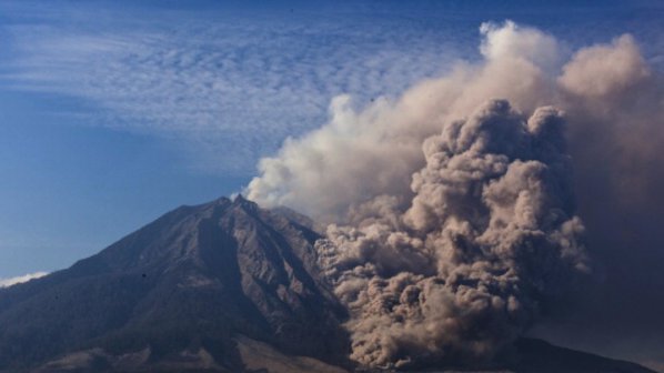 Вулкан в Индонезия уби двама души (снимка)
