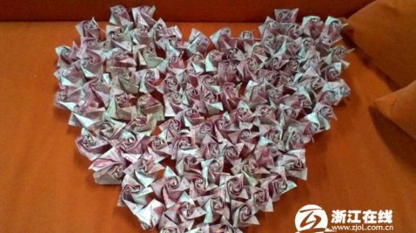 Мъж предложи брак с 999 рози, направени от банкноти