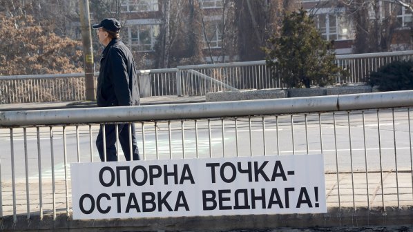 Окачиха плакат срещу кабинета &quot;Орешарски&quot; над софийски булевард (снимки)