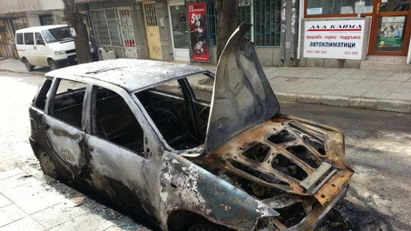 Опожариха автомобил във Варна (снимки)