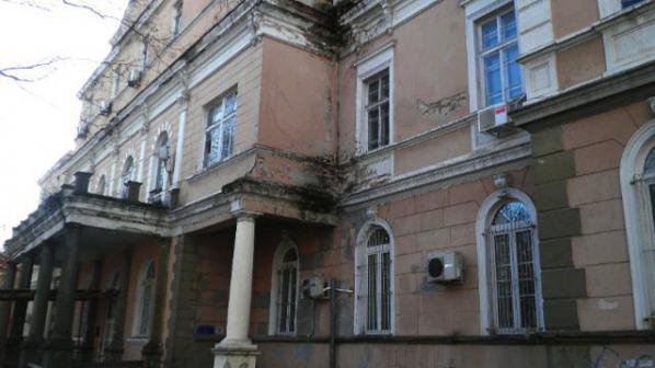 Сградата на стария съд в Бургас се руши