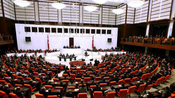 Бой в турския парламент (снимка)