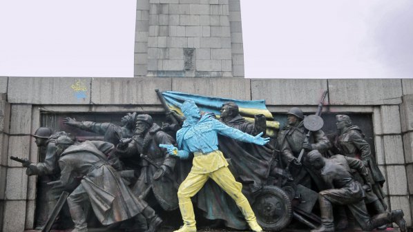 Евронюз свали от Фейсбук снимката на боядисания паметник на Съветската армия