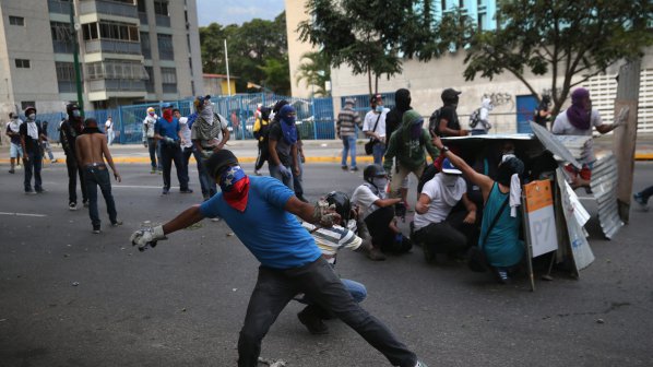 Нови сблъсъци между протестиращи и полицията в Каракас