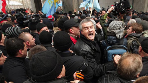 Окупираха парламента в Крим (видео)