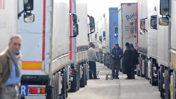 Опашката от камиони на Капитан Андреево опря в Свиленград