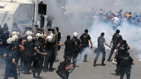 Полицията в Истанбул използва сълзотворен газ срещу демонстранти