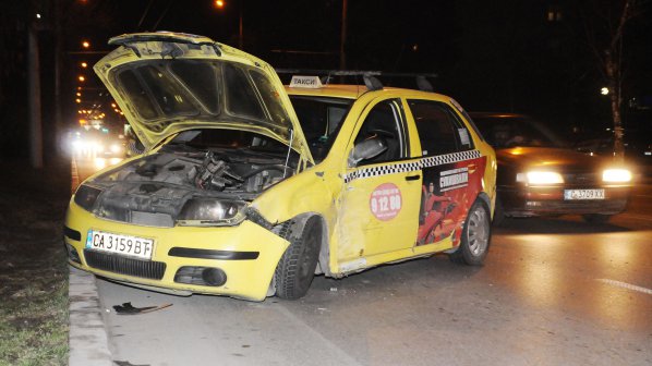 Такси и &quot;Пежо&quot; катастрофираха челно на столично кръстовище (снимки)