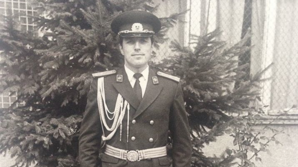 Вижте Бойко Борисов като лейтенант през 1982 г. и като генерал-лейтенант през 2004 г.