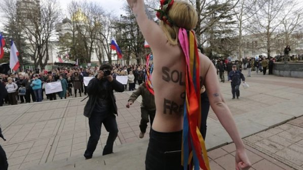 „Фемен“ показаха гърди в Крим, крещят им проститутки (18+ видео + снимки)