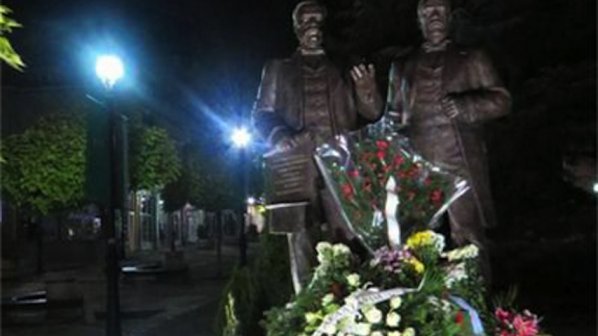 Осъдиха на пробация, войниците поругали паметника на Евлоги и Христо Георгиеви