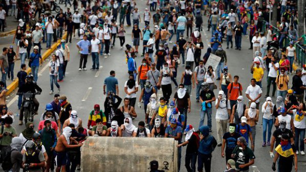 Отново хиляди излязоха на протест в Каракас
