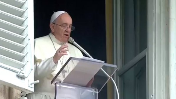 Папата ругае по време на проповед (видео)