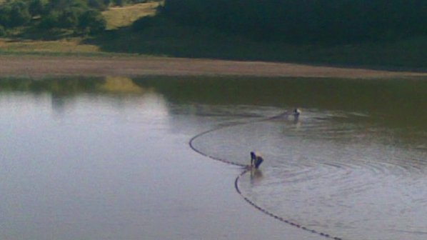 Издирват мъж, паднал по време на риболов в Дунав