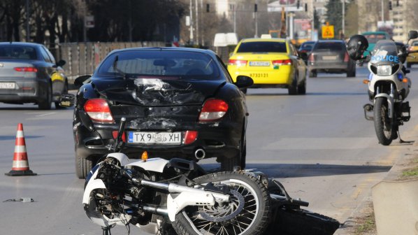 Полицай на мотор се заби в кола в София (снимки)