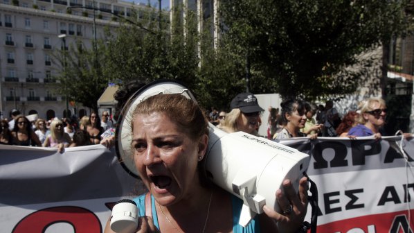 Предпразнични бомби и протести в Атина
