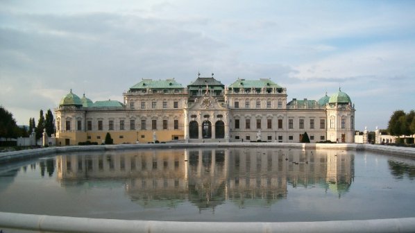 Прочутият дворец Шьонбрун във Виена вече предлага нощувки (видео)