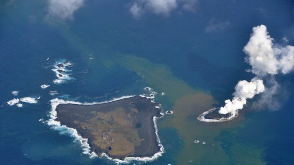 Японски остров се уголеми 70 пъти за четири месеца (снимки)
