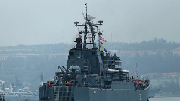 Руски бойни кораби преминаха през Дарданелите