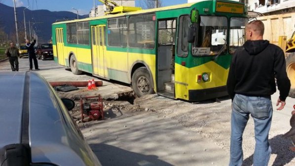 Тролей пропадна в улична яма във Враца (снимка)