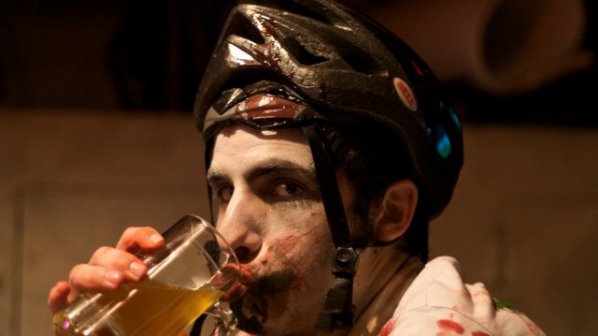 Зомбита пият бира с мозък от козел