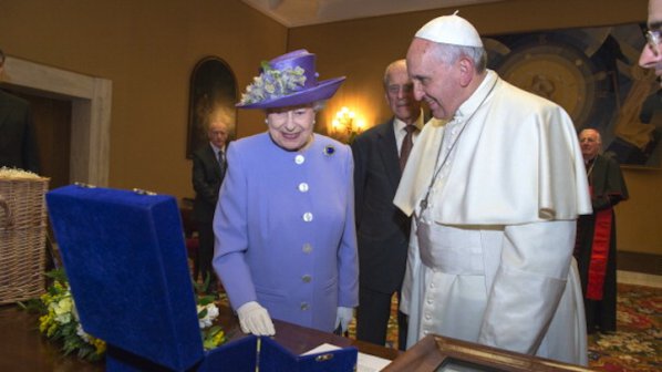 Папа Франциск подари символичен подарък на 8-месечния принц Джордж (снимки)