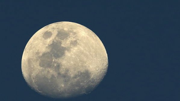 Учените изчислиха възрастта на Луната (видео)
